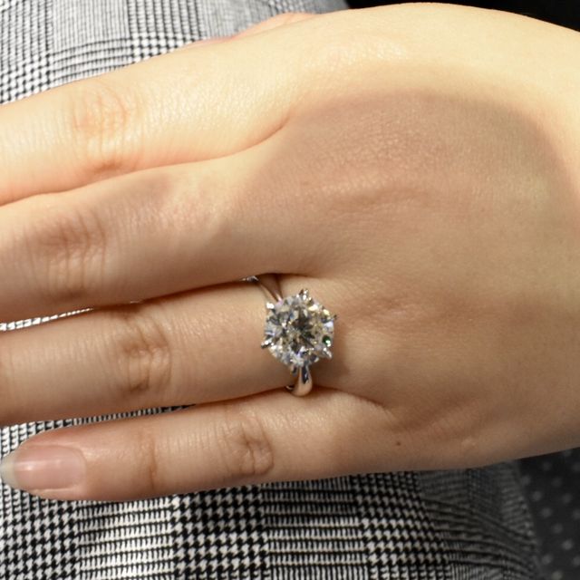 【YUKIZAKI BRIDAL(ユキザキブライダル)の口コミ】 豪華なデザインの指輪が多い印象です。すでに出来上がっている指輪もあり…