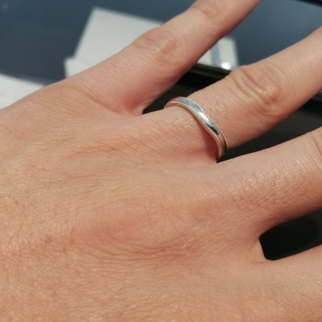 【エクセルコダイヤモンド(EXELCO DIAMOND)の口コミ】 色々試着してみたところ、シンプルなリングとウェーブのリングで迷いまし…