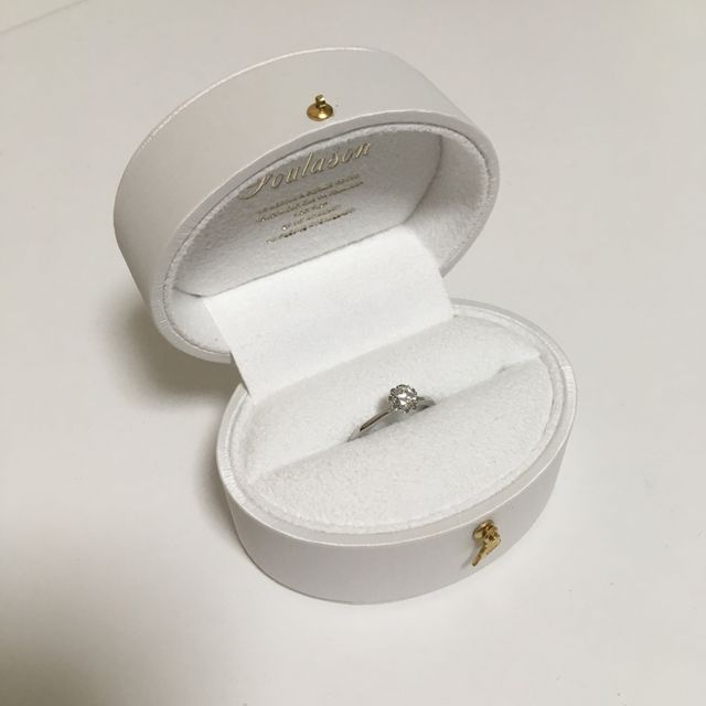 【Foulason(フレゾン)の口コミ】 デザインと価格です。シンプルな1粒ダイヤのデザインに見えて、周りに花び…