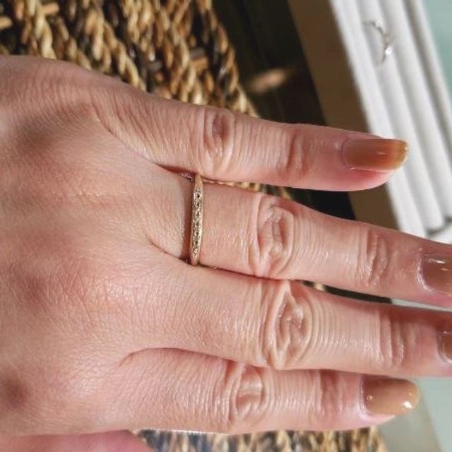 【杢目金屋(もくめがねや)の口コミ】 シンプルなフォルムであり木目模様も分かりやすいと思います。またダイヤ…