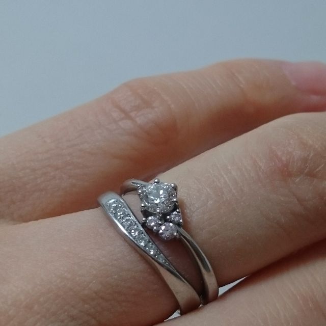 【Veramore(ヴェラモーレ)の口コミ】 アシンメトリーのデザイン、着色されていないピンクダイア(左に１つ、右に…