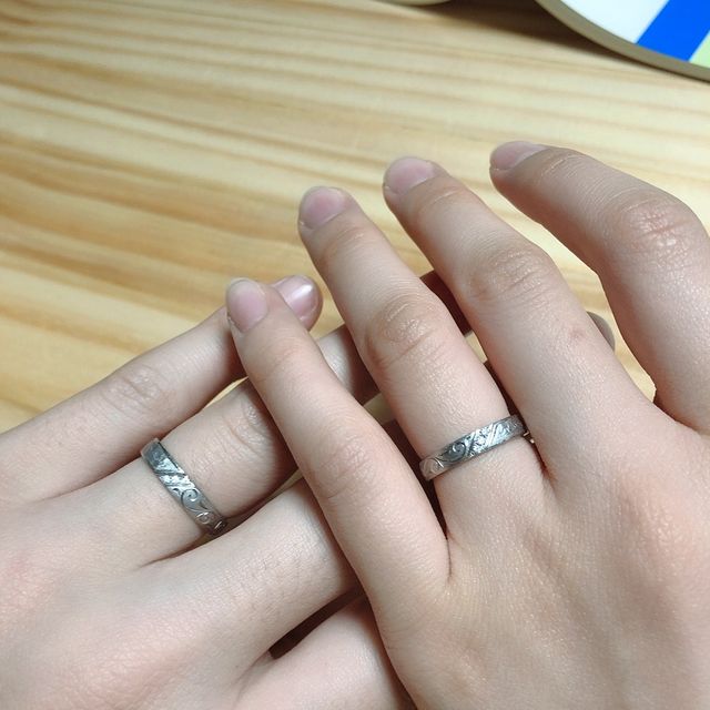 【MIORING(ミオリング)の口コミ】 指輪のデザインは奥さんが好きな唐草模様、自分が好きな和紙のデザインを…