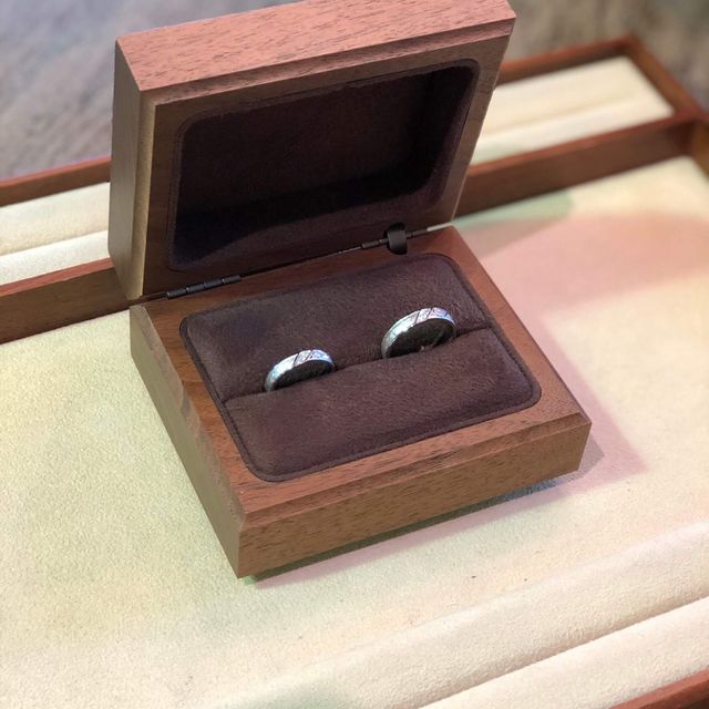 【アトリエフィロンドールの口コミ】 指輪のデザインは私が好きな唐草模様、夫が好きな和紙のデザインを採用し…