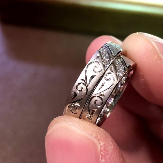 【アトリエフィロンドールの口コミ】 指輪のデザインは私が好きな唐草模様、夫が好きな和紙のデザインを採用し…