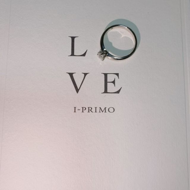 【アイプリモ(I-PRIMO)の口コミ】 いろんな指輪のデザインがあり、ものすごく迷いましたが、シンプルなデザ…