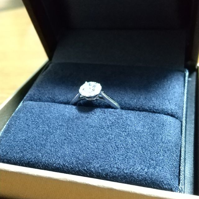 【ラザール ダイヤモンド(LAZARE DIAMOND)の口コミ】 一粒ダイヤの周りを小さいダイヤで囲む取り巻き型で、かなり大きく見えま…