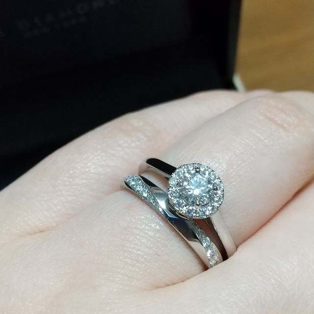 【ラザール ダイヤモンド(LAZARE DIAMOND)の口コミ】 セントパトリックの婚約指輪に一目惚れしていたので、それと重ねづけの相…