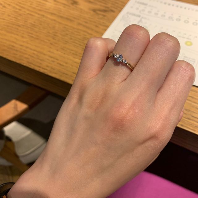 【ENUOVE(イノーヴェ)の口コミ】 どちらの指輪もアンティーク調のデザインが気に入りました。
サイドにある…