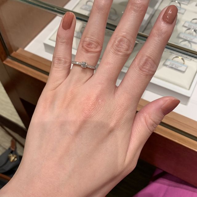 【銀座ダイヤモンドシライシの口コミ】 シンプルなソリティアタイプも王道で良いですが、こちらはリングの部分に…