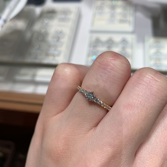 【銀座ダイヤモンドシライシの口コミ】 シンプルなソリティアタイプも王道で良いですが、こちらはリングの部分に…