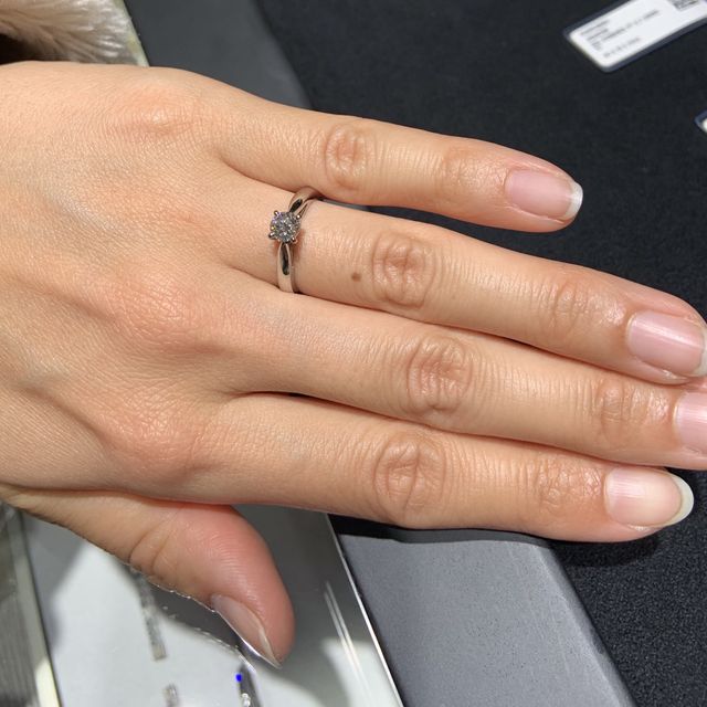 【ヴァン クリーフ＆アーペル(Van Cleef & Arpels)の口コミ】 中心のダイヤモンドに向かって徐々にリングが細くなるようにデザインされ…