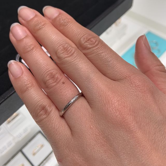 【ティファニー(Tiffany & Co.)の口コミ】 小さなダイヤモンドが3石並んで埋め込まれています。シンプルなデザインで…