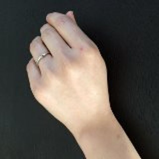 【俄(にわか)の口コミ】 ブランドよりもデザイン重視で探していました。
「リングの幅は細め、気品…