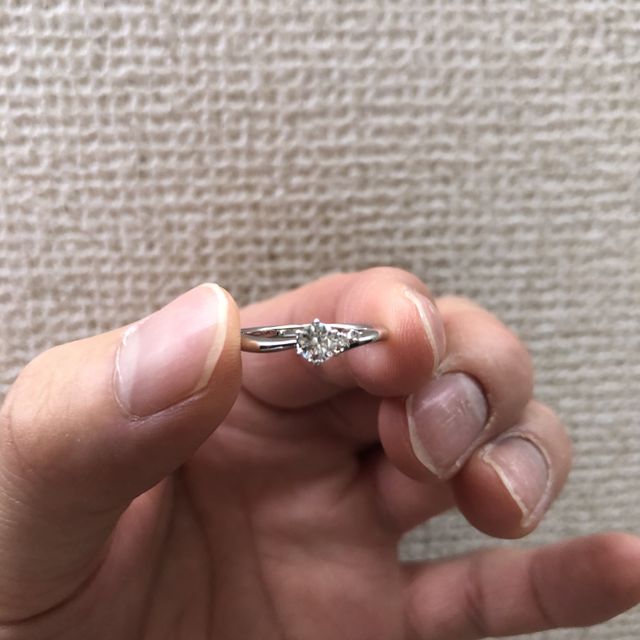 【Flowaves(フロウェーブス)の口コミ】 華奢なデザインが好みでシンプルで着けやすい。
つけるシーンを選ばないデ…