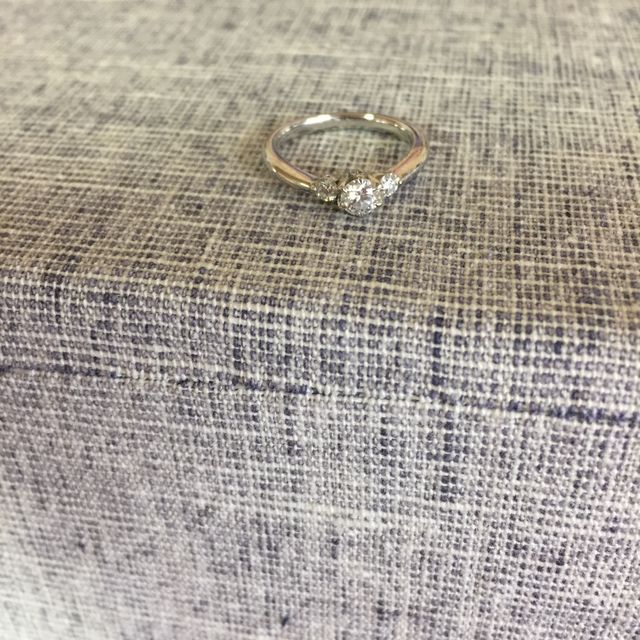 【ROYAL ASSCHER(ロイヤル・アッシャー)の口コミ】 ダイヤが３つ付いているタイプで広がりがあるのでとても大きく見えます。…