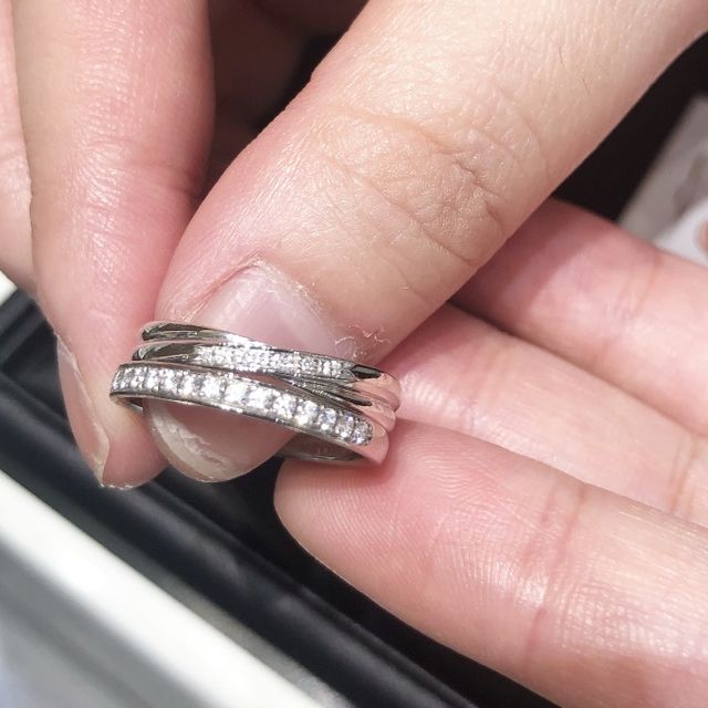 【ジュエリーツツミ(JEWELRY TSUTSUMI)の口コミ】 既にプレゼントしてもらっていたハーフエタニティリングに重ね付けできる…