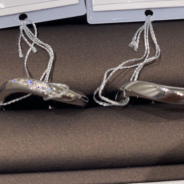 【アイプリモ(I-PRIMO)の口コミ】 ダイヤなどの石が付いてなくて、シンプルなもので男女ともにつけやすいと…