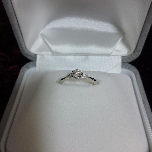 【SUEHIRO(スエヒロ)の口コミ】 婚約指輪は自分だけでなく家族や友人にも見てもらう機会が多いため、シン…