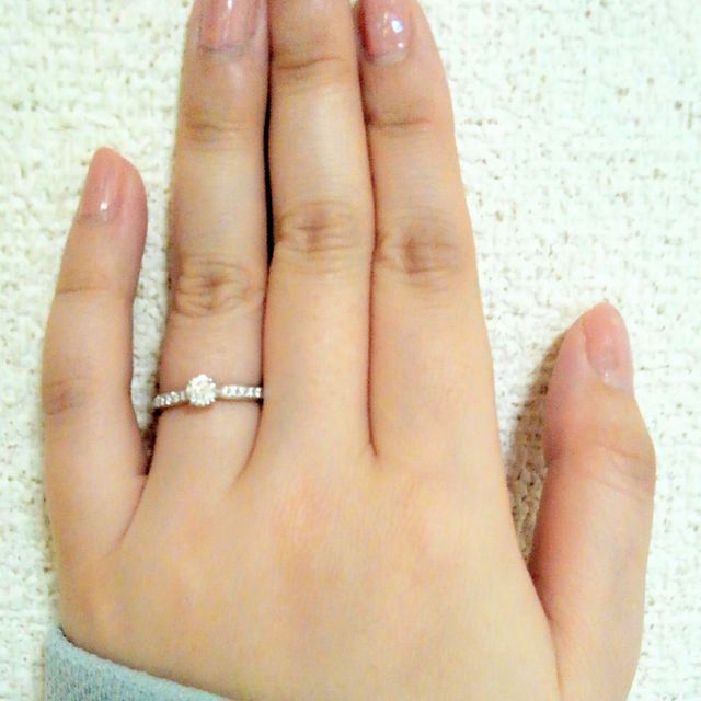 【ラザール ダイヤモンド(LAZARE DIAMOND)の口コミ】 華やかなパヴェバンドが中央手前でスッと上品に絞られており、光を取り入…