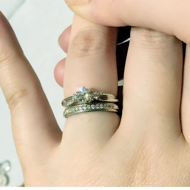 【STAR JEWELRY(スタージュエリー)の口コミ】 
出たばかりの新作ということで、試着させていただきました。
スターゲイ…