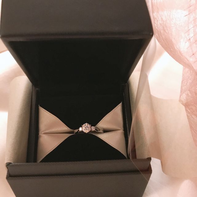 【エクセルコダイヤモンド(EXELCO DIAMOND)の口コミ】 周りの友人は外資ブランドの婚約指輪をつけていたのをみて、外資ブランド…