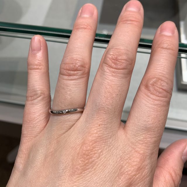 【アイプリモ(I-PRIMO)の口コミ】 ウェーブが印象的で、シンプルだけど可愛いらしさがある指輪です。ゴール…