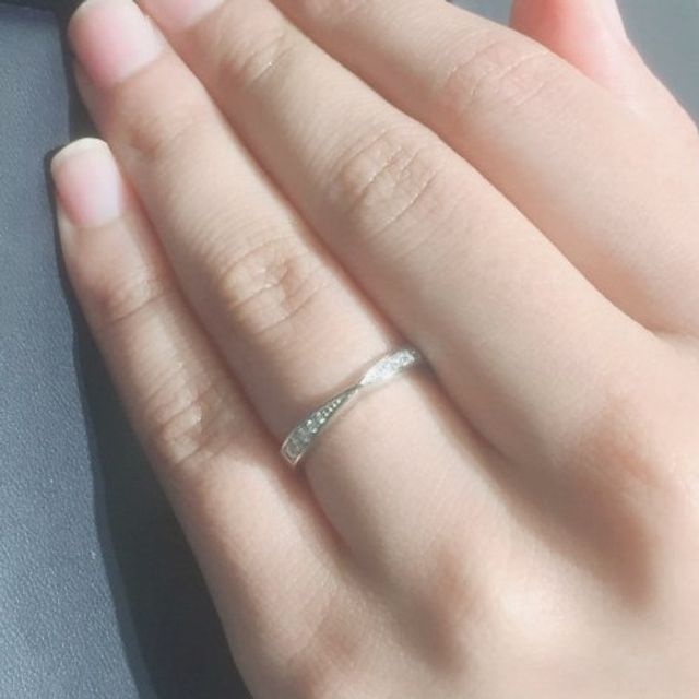 【ROYAL ASSCHER(ロイヤル・アッシャー)の口コミ】 あまり見かけないデザインで交差するようなラインが上品で綺麗と感じたこ…