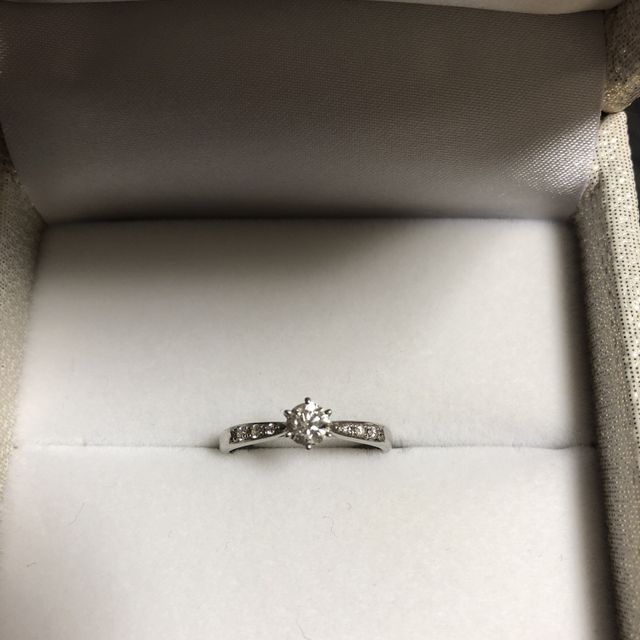 【SONARE(ソナーレ)の口コミ】 婚約指輪と結婚指輪で重ね付けしている写真をみてから、重ね付けできるデ…