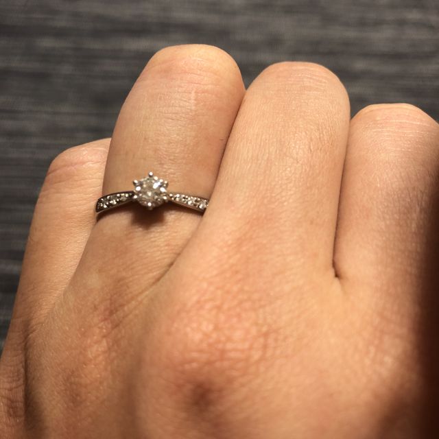 【SONARE(ソナーレ)の口コミ】 婚約指輪と結婚指輪で重ね付けしている写真をみてから、重ね付けできるデ…