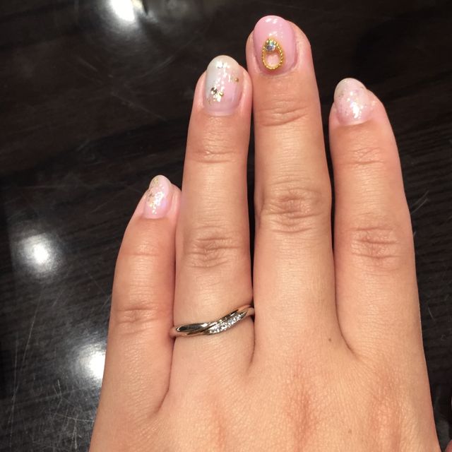 【ケイウノ ブライダル(K.UNO BRIDAL)の口コミ】 指が太く短い為、少しでも手指が綺麗に見えるデザインとして、少し湾曲し…