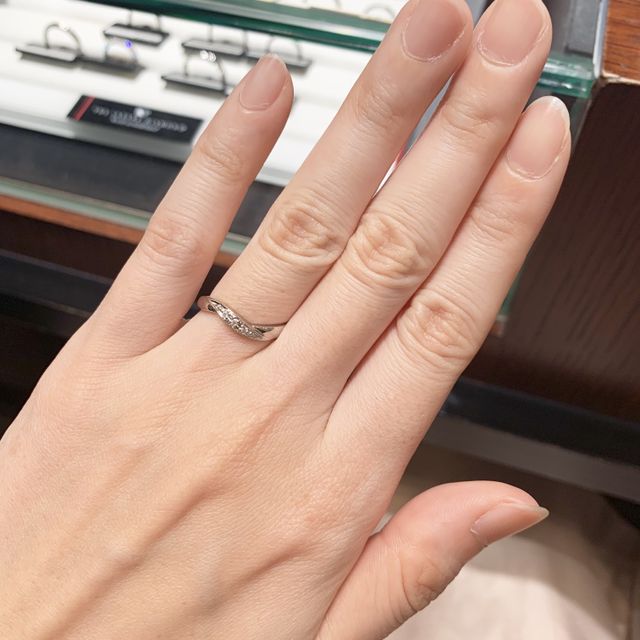 【ラザール ダイヤモンド(LAZARE DIAMOND)の口コミ】 ウェーブラインに一目惚れ！
周りからは長くて細いと言ってもらえる指だけ…