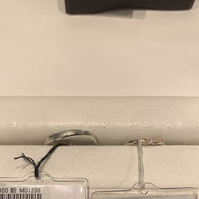 【snow(スノウ)の口コミ】 滑らかなつけ心地と、飽きのこないシンプルなデザインです。ホワイトとロ…