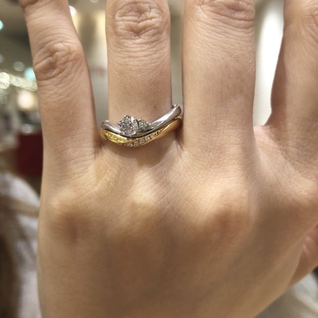 【TRECENTI(トレセンテ)の口コミ】 結婚指輪はピンクゴールドでややウェーブのかかったV字に石が4つ配置され…