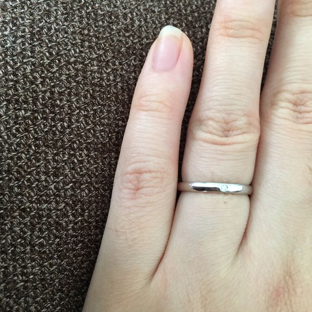 【アイプリモ(I-PRIMO)の口コミ】 ストレートタイプに1粒ダイヤがついたシンプルなデザインです。素材はプラ…