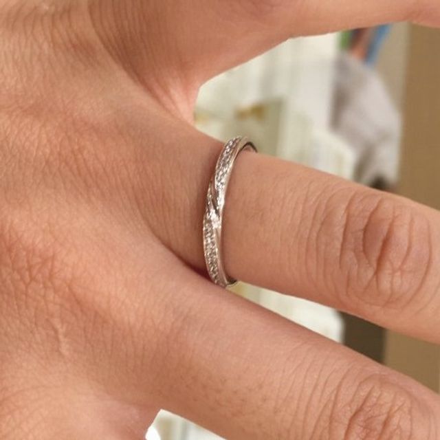 【Mariage ent(マリアージュエント)の口コミ】 柔らかな印象のカーブラインが特徴的なリングであり、全体的に上品だと思…