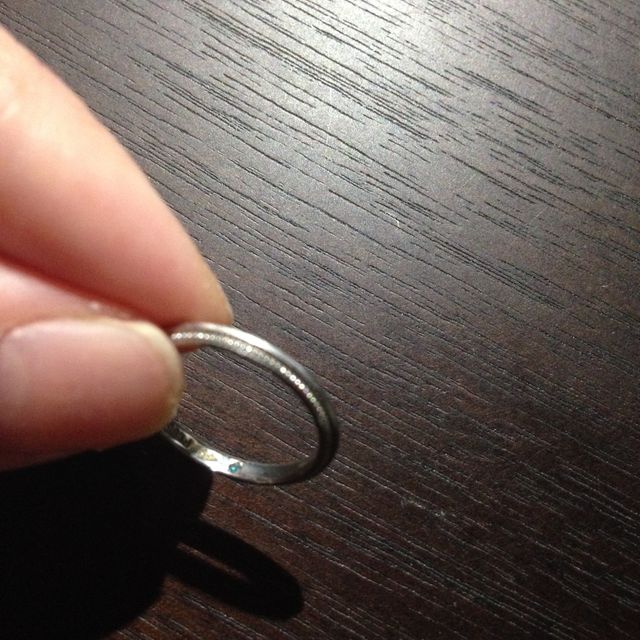 【4℃ BRIDAL(ヨンドシーブライダル)の口コミ】 婚約指輪と重ね付けしたかったのでシンプルなものをと思っていました。正…