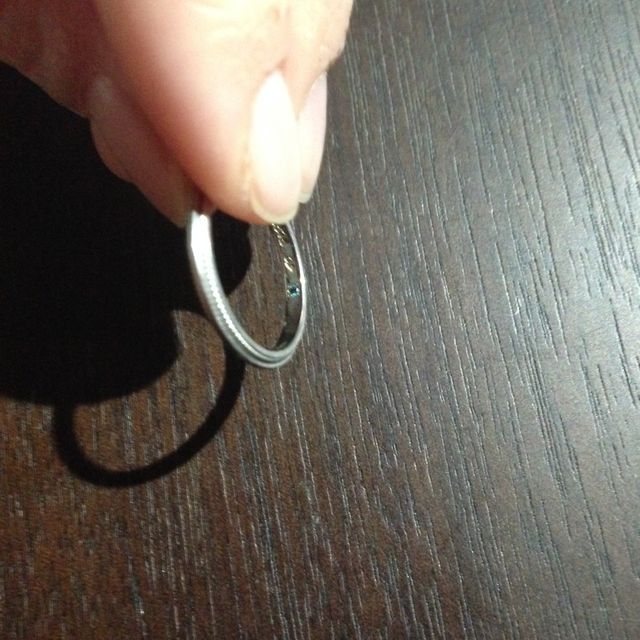 【4℃ BRIDAL(ヨンドシーブライダル)の口コミ】 婚約指輪と重ね付けしたかったのでシンプルなものをと思っていました。正…