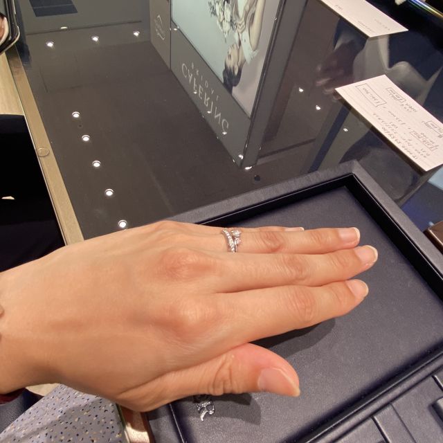 【ROYAL ASSCHER(ロイヤル・アッシャー)の口コミ】 ブランドのストーリーや特徴を教えていただいて、ロイヤルアッシャーと俄…