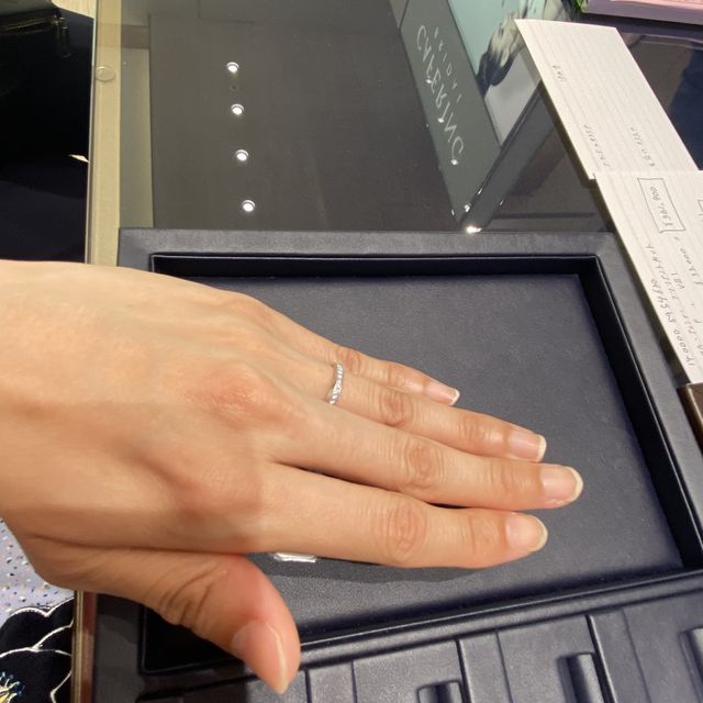 【ROYAL ASSCHER(ロイヤル・アッシャー)の口コミ】 ブランドのストーリーや特徴を教えていただいて、ロイヤルアッシャーと俄…