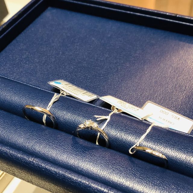 【銀座ダイヤモンドシライシの口コミ】 アシンメトリーで流れるようなデザインが指を綺麗に見せてくれました。横…