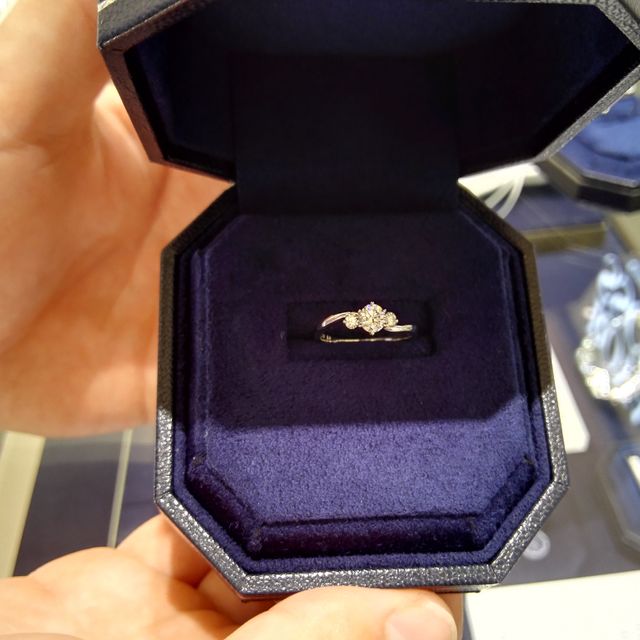 【ROYAL ASSCHER(ロイヤル・アッシャー)の口コミ】 この結婚指輪は、ロイヤルアッシャーの中でも一番シンプルなストレートタ…