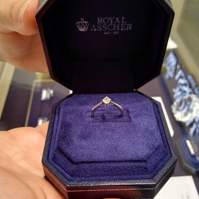 【ROYAL ASSCHER(ロイヤル・アッシャー)の口コミ】 この結婚指輪は、ロイヤルアッシャーの中でも一番シンプルなストレートタ…