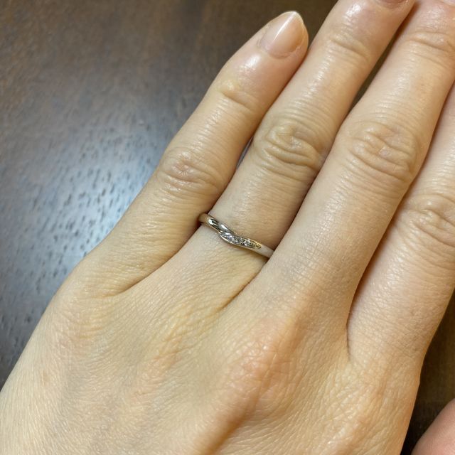 【アイプリモ(I-PRIMO)の口コミ】 シンプルなデザインで、婚約指輪との重ね付けが似合うものを探していまし…