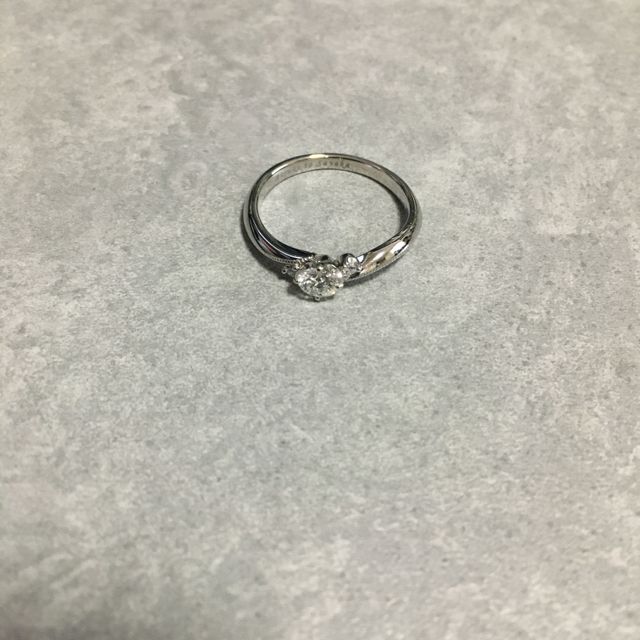 【アイプリモ(I-PRIMO)の口コミ】 いろんな指輪をつけてみて、ウェーブ型がいいなと思いました。ミル打ちの…