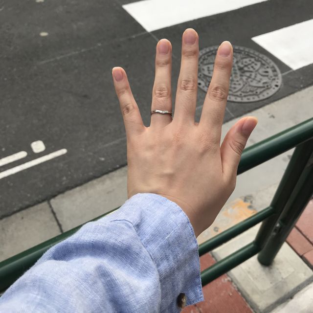 【GALA JEWELRY(ガラジュエリー)の口コミ】 V字型が気に入りました。女性用は表面に粗目のダイヤモンドが入っています…