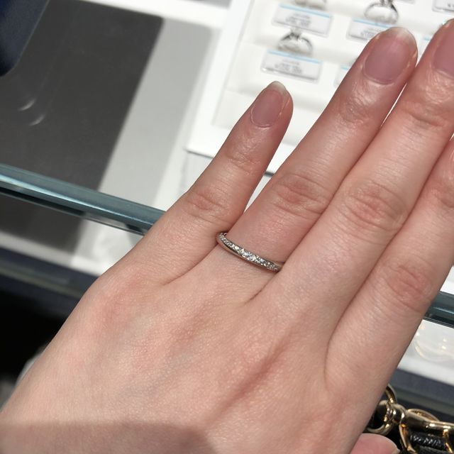 【銀座ダイヤモンドシライシの口コミ】 正面からも横からもダイヤが見えるデザインが他になくとても気に入りまし…