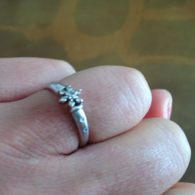 【4℃ BRIDAL(ヨンドシーブライダル)の口コミ】 私の夫はあまりお金がなかったので、高価な婚約指輪を買うことができませ…