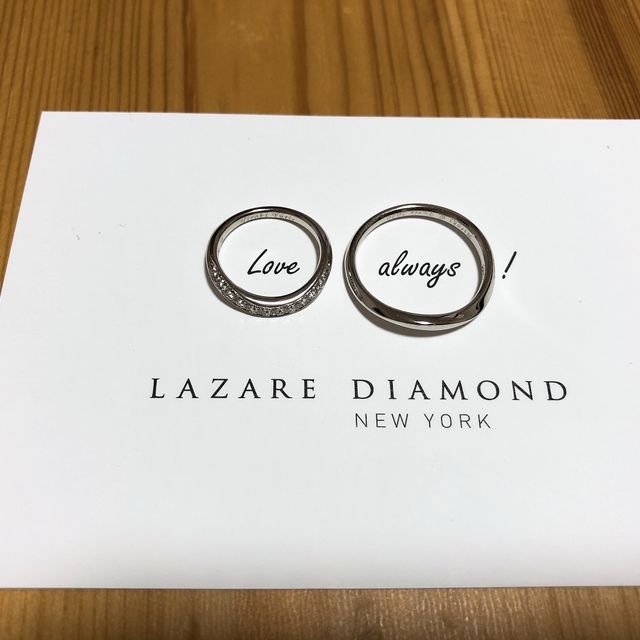 【ラザール ダイヤモンド(LAZARE DIAMOND)の口コミ】 デザインと着け心地が決め手でした。
ウェーブのかかっているデザインで、…