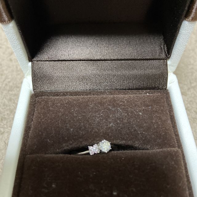 【アイプリモ(I-PRIMO)の口コミ】 つけた感じがとても綺麗で
旦那も見て気に入っていたため。
結婚指輪と重…