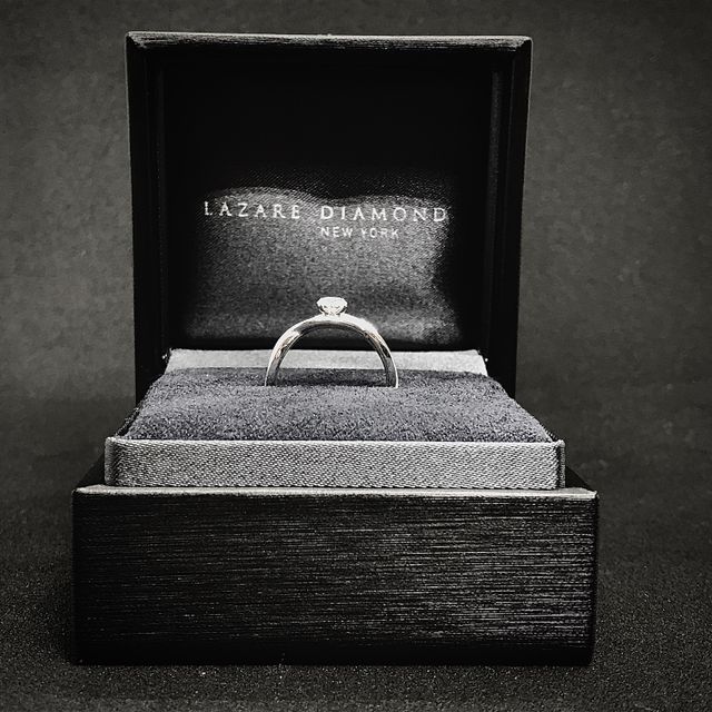 【ラザール ダイヤモンド(LAZARE DIAMOND)の口コミ】 スイートアイヴィの婚約指輪です。
なによりもまずダイアモンドがとっても…